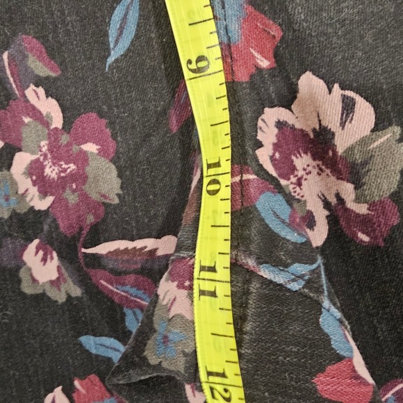 Bandolino Women's Floral Print Capri Cropped Jeans - Picture 6 of 7